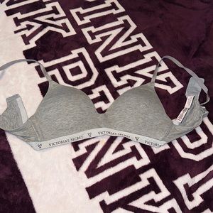 Victoria Secret t shirt bra lightly lined wireless